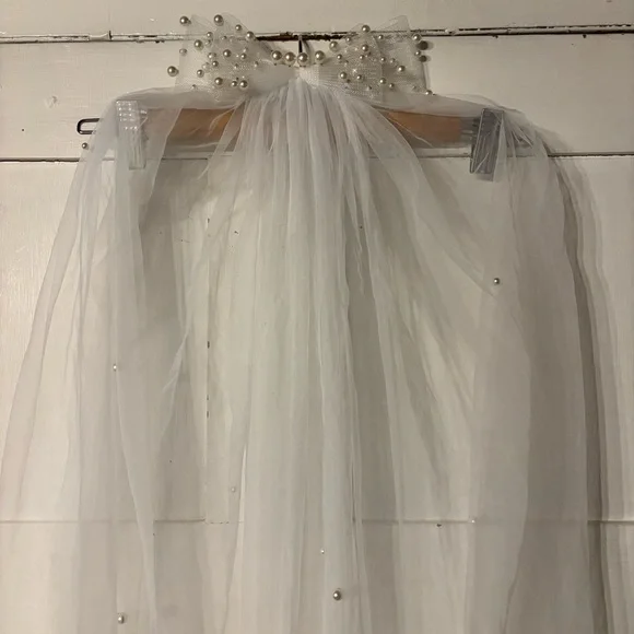 Wedding Veil with Pearl Bow - Picture 4 of 7